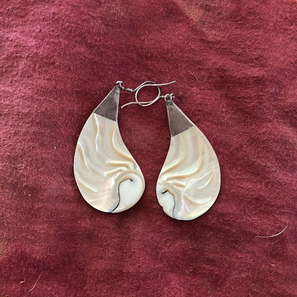 Two pairs of shell earrings. - Picture 4 of 8